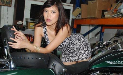 Emily tries out a 1995 Road King belonging to Mikil.