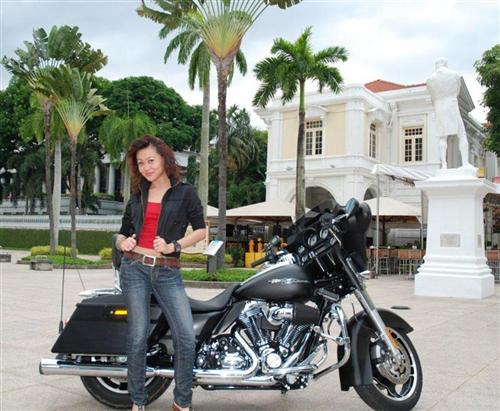 Fara hangin' with Shukur's 2010 Street Glide at the Arts House at the Old Parliament building. 
