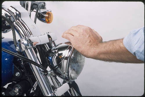 ADJUSTING 
HEADLIGHT