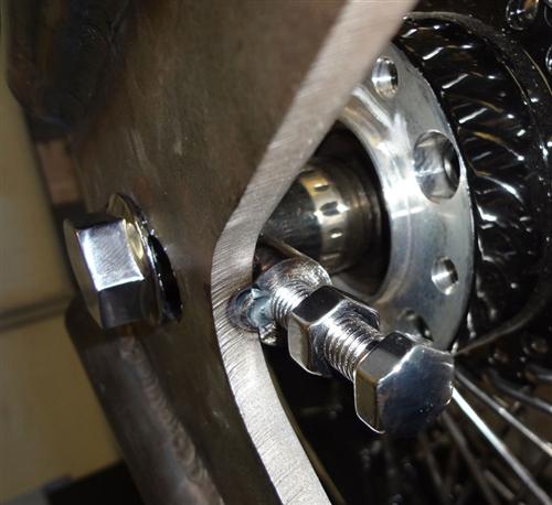 He worked in the Fab Kevin axle adjusters, on the inside of the frame plates, because space provided, and may install dual axle adjusters on the stern. 