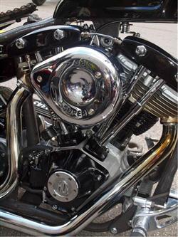 Classic S&S “teardrop” air filter echoes Old School.