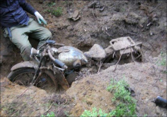 a-wwii-treasure-buried-in-the-forest-photo-gallery_6-571x400